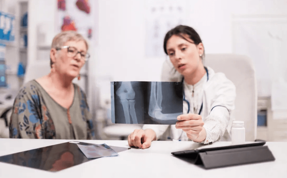 How Osteoporosis Symptoms in Women Change With Age